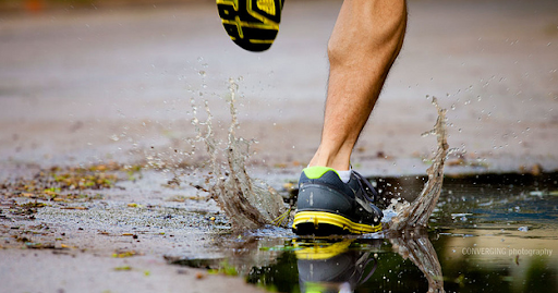 Runner splashing through water — sports recovery therapy at Innovation Wellness in Early, Texas